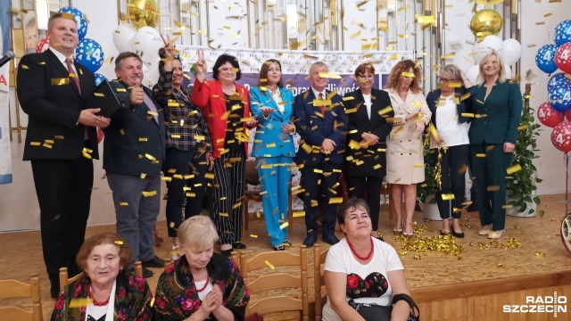 Przy muzyce Biesiady z Szadka stargardzki sztab wyborczy PiS zaprezentował swoich kandydatów do parlamentu podczas piątkowego spotkania zorganizowanego w Domu Kultury Kolejarza.