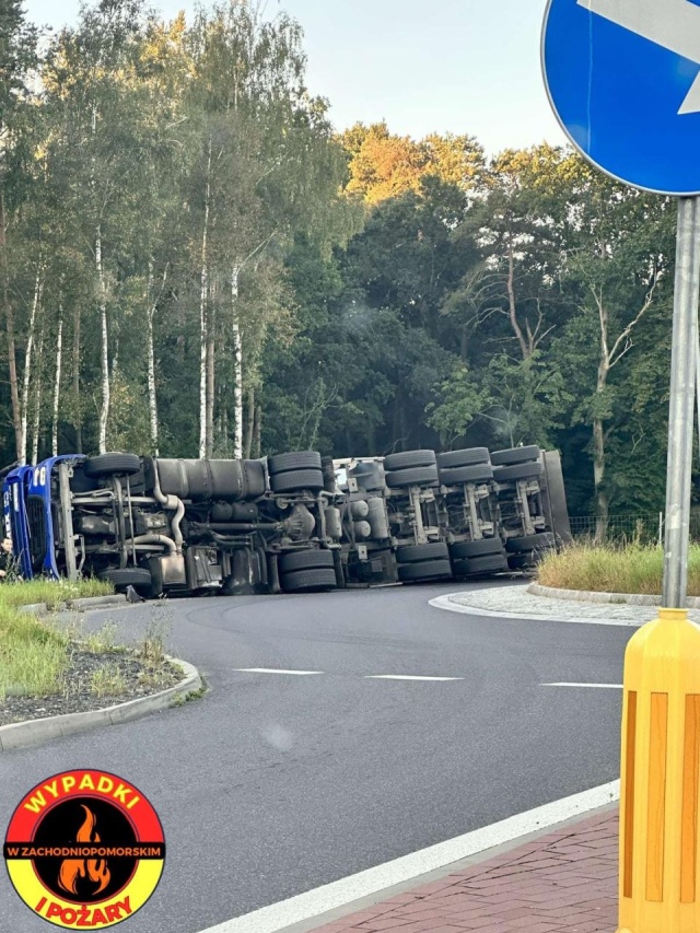 Ciężarówka przewróciła się na bok na trasie S6. Do zdarzenia doszło na zjeździe z drogi w kierunku miejscowości Osina.