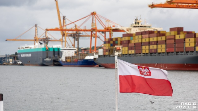 Wiceminister infrastruktury Marek Gróbarczyk mówił w Polskim Radiu 24, że w związku z rozbudową infrastruktury w portach w ostatnich latach Polska staje się ważnym miejscem na transportowej mapie świata.