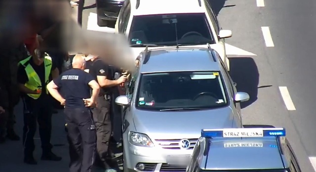 O krok od tragedii w Drawsku Pomorskim. Kierująca osobowym Volkswagenem zatrzasnęła w aucie kluczyki - w środku samochodu było dziecko.