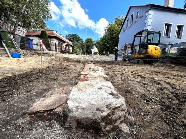 Ceglano-kamienny fundament budynku z XVIII wieku odkryto podczas przebudowy ulicy Wysockiego w Kamieniu Pomorskim.