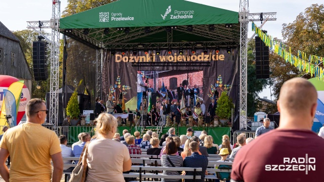 Kto nie pokocha pszczół, nie będzie dobrym pszczelarzem - twierdzi Henryk Kawka z Łobza - nagrodzony dziś złotą odznaką Polskiego Związku Pszczelarzy. Pszczołami zajmuje się od ponad 40 lat. Wyróżnienie to otrzymał w trakcie 16 edycji Wojewódzkich Dni Pszczelarza w Przelewicach.