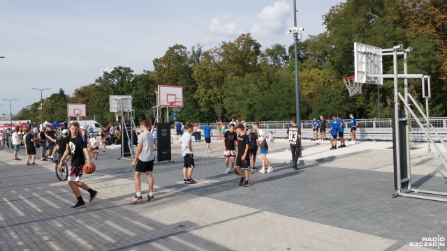 Koszykarze PGE Spójni Stargard pomagają chorej Katarzynie Charazińskiej. W niedzielę na nowo wybudowanym parkingu przy ulicy Barnima zorganizowano festyn Przyjaciele i kibice dla Kaśki, aby uzbierać pieniądze na leczenie strażniczki miejskiej zmagającej się z konsekwencjami pęknięcia tętniaka.