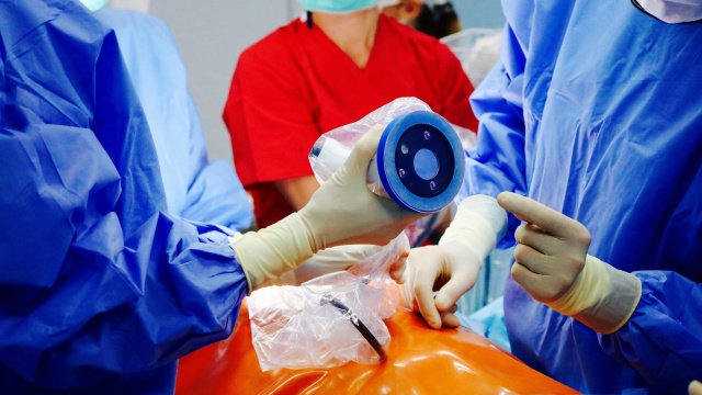 Specjalistyczny sprzęt do operacji tarczycy zakupił Szpital Wojskowy w Szczecinie.