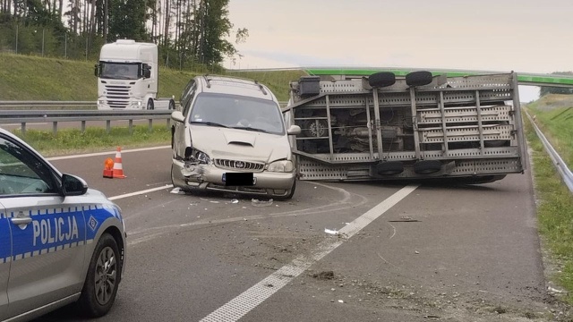 Przeciążył ładunek i laweta wymknęła się spod kontroli. Samochód prowadził 50-latek z powiatu gnieźnieńskiego.