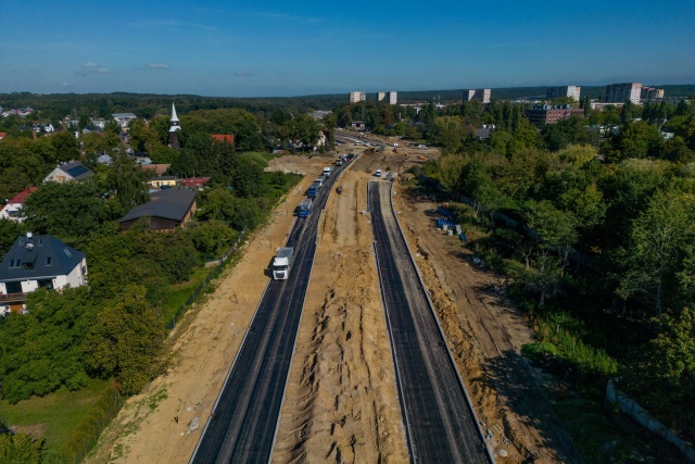 Trwa już asfaltowanie nawierzchni - tak jest na budowie nowej części ulicy Sosabowskiego w Szczecinie. Najnowsze zdjęcia z placu budowy pokazał prezydent Szczecina Piotr Krzystek. Ulica połączy się z Szafera.