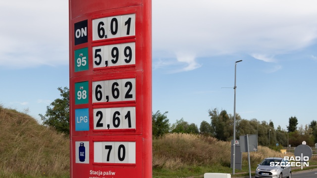 Obniżki są zauważalne, tylko nie wiemy na jak długo - uważają kierowcy, którzy z dystansem podchodzą do cen paliw na szczecińskich stacjach. W czwartek jadąc od centrum miasta w kierunku Podjuch można zauważyć, że cena za litr paliwa - na jednej ze stacji - spadła już poniżej 6 złotych.