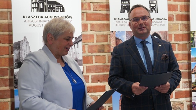Chojna upamiętni więźniów podobozu koncentracyjnego Ravensbrck. Filia obozu znajdowała się właśnie w Chojnie, na terenie byłego lotniska. Trafiały tam głównie kobiety.