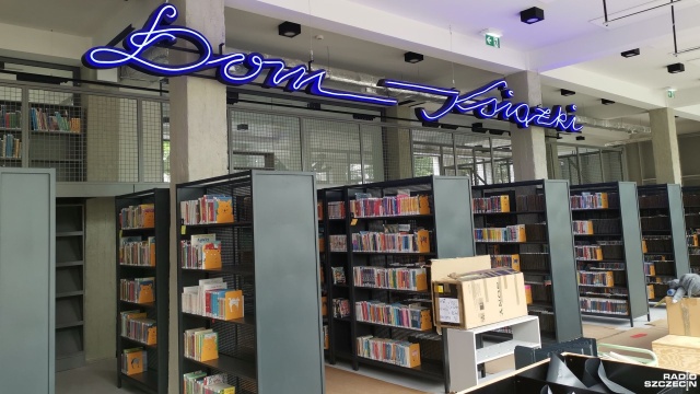 Po trzech latach gruntownej przebudowy Książnica Stargardzka uroczyście otwiera się dla czytelników.