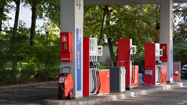 Nie powinno być dużych wahnięć cen paliwa po wyborach - prognozuje ekonomista Piotr Niedzielski, odnosząc się do spadków cen na zachodniopomorskich stacjach benzynowych.