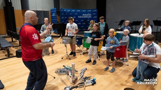 Dzieci zrobiły ogromny hałas w studiu S1 Radia Szczecin w rytm muzyki prosto z słonecznej Brazylii, grając na bębnach. To w ramach festiwalu Mniejszości pod polską flagą- organizowanego przez Baltic Neopolis Orchestra i Radio Szczecin.