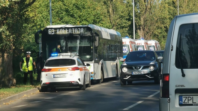 Jeden pasażer autobusu linii nr 63 został poszkodowany po tym, jak po godzinie 16 pojazd nagle ostro zahamował jadąc ulicą Bogumińśką.