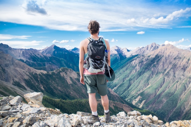 Spodnie trekkingowe to jeden z podstawowych elementów ubioru każdego, kto jest miłośnikiem górskich wędrówek, długich spacerów czy ekspedycji w nieznane. Dlaczego są tak ważne i na co zwrócić uwagę przy ich wyborze Odpowiedzi na te pytania znajdziesz w poniższym artykule.