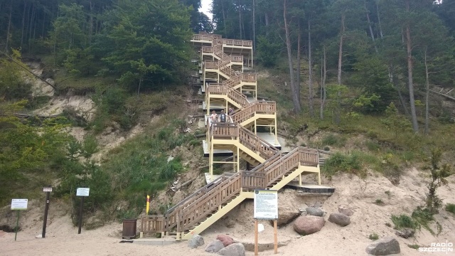 Ponad 100-metrowa budowla, która pozwala na wejście z plaży w Międzyzdrojach na szczyt góry, jest zamknięta od 2019 roku. Wtedy sztorm naruszył elementy konstrukcji.