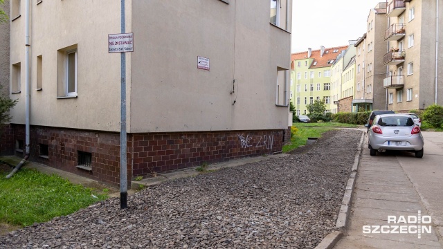 Samo utwardzenie terenu nie oznacza, że można na nim parkować samochody - uważa Inspektorat Nadzoru Budowlanego w Szczecinie. To pisemna reakcja na interwencję mieszkańców jednego z osiedli przy ulicy Mickiewicza.