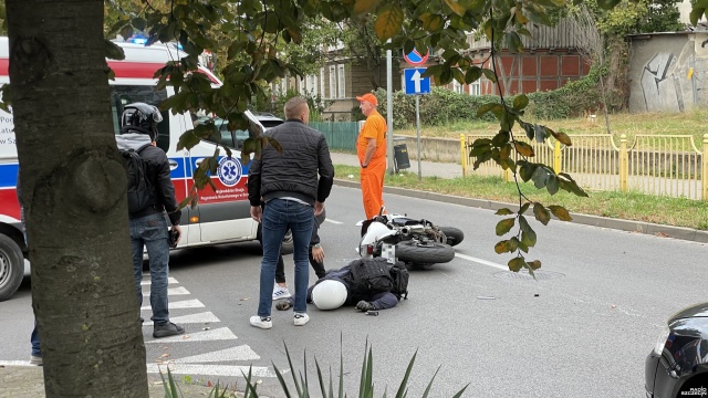 Potrącenie motocyklisty na ul. Mickiewicza w Szczecinie.