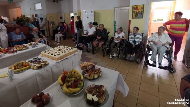 Rodziny podopiecznych Zakładu Opiekuńczo-Leczniczego przy Szpitalnym Centrum Medycznym w Goleniowie świętowały przypadający w październiku Międzynarodowy Dzień Seniora.