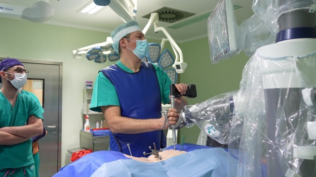 Już ponad 100 operacji kręgosłupa przy użyciu robota przeprowadzili lekarze w Szpitalu Wojewódzkim w Szczecinie. To najlepszy wynik w kraju.