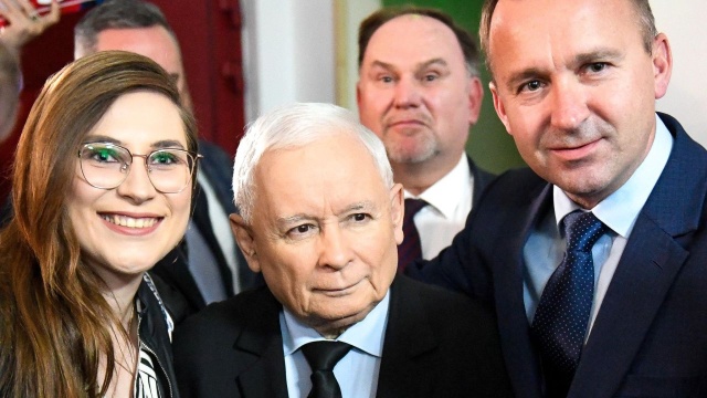 Prezes PiS Jarosław Kaczyński poinformował, że nie weźmie udziału w poniedziałkowej debacie w Telewizji Polskiej. Debata ma się rozpocząć w Warszawie o 18.30.