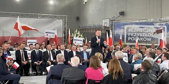 Minister obrony narodowej Mariusz Błaszczak powiedział podczas spotkania z mieszkańcami Janowa Lubelskiego, że każdy Polak za granicą może liczyć na ochronę rządu Prawa i Sprawiedliwości.