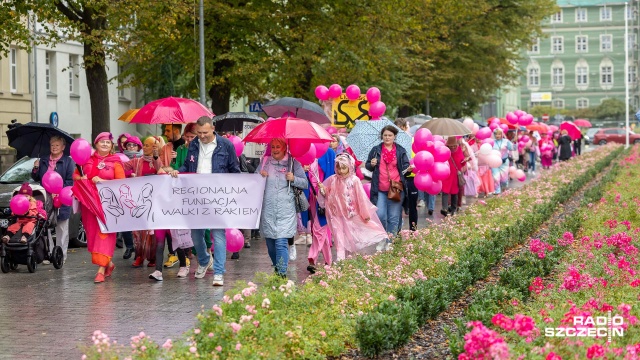 Kobiety badajmy się- mówili uczestnicy Marszu Różowej Wstążki, którzy przeszli dzisiaj ulicami Szczecina.