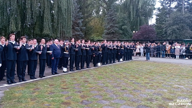 120 uczniów rozpoczęło dziś naukę w Zespole Szkół Morskich w Świnoujściu. W sobotę przed sztandarem złożyli uroczyste ślubowanie.