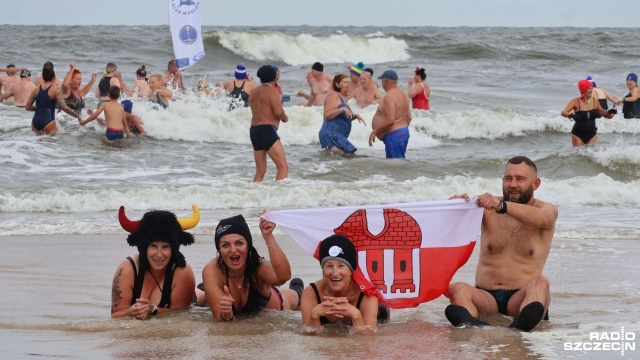 Sezon morsowania rozpoczęty - w Kołobrzegu do morza weszło około stu osób.