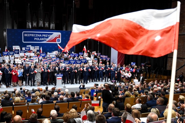 Scenariusz, w którym opozycja zwycięża w wyborach parlamentarnych, oznaczałby rządy chaosu w Polsce - mówił podczas konwencji wyborczej w Lublinie prezes PiS Jarosław Kaczyński.