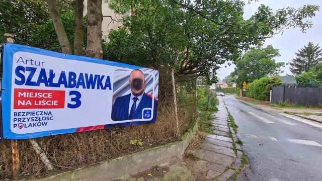 Wandalizm polityczny. Kto niszczy plakaty Prawa i Sprawiedliwości [WIDEO, ZDJĘCIA]