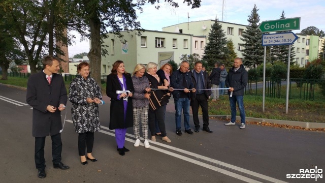Formalnego przekazania przebudowanych odcinków dróg powiatowych dokonano we wtorek w Szadzku i Barzkowicach. Inwestycje zrealizowane przez Powiat Stargardzki zostały dofinansowane w ramach rządowego programu Polski Ład.