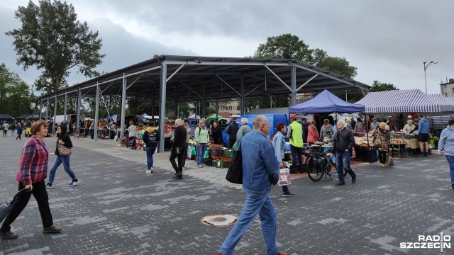 Handel na wyremontowanym targowisku w Kołobrzegu jest nieopłacalny - tak wskazują lokalni rolnicy, którzy poprosili o pomoc posła Czesława Hoca.