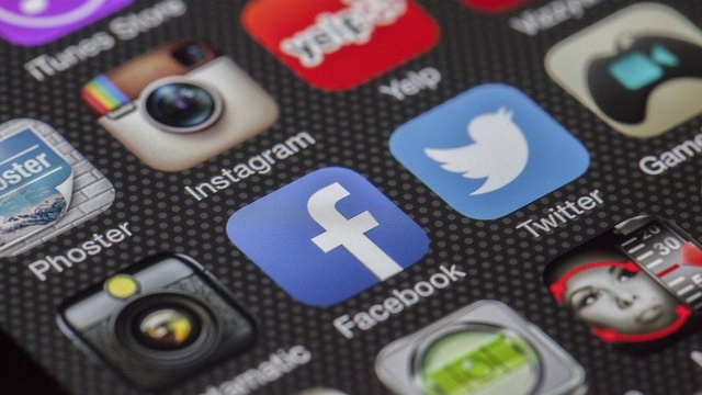 Komisja Europejska zarzuca dezinformację portalom X oraz Meta. Bruksela grozi dawnemu Twitterowi i Facebookowi wysokimi karami. A chodzi o treści dotyczące ataku terrorystycznego Hamasu na Izrael.