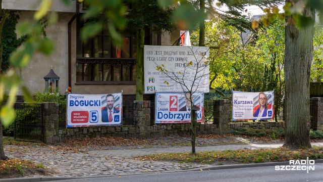 Mieszkaniec szczecińskiego Osowa wywiesił nietypowy baner wyborczy przed swoim domem.
