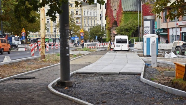 W związku z poszerzaniem pobocza pod budowę chodnika i ścieżki rowerowej na placu Zwycięstwa w Szczecinie, kierowcy od piątku napotkają utrudnienia.