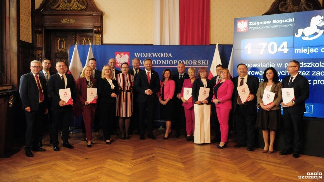 Prawie 70 milionów złotych trafi do 36 zachodniopomorskich samorządów na tworzenie miejsc w żłobkach i klubach dziecięcych. To w ramach rządowego programu Maluch. W Zachodniopomorskim Urzędzie Wojewódzkim włodarze lub przedstawiciele gmin podpisali umowy na przekazanie funduszy.