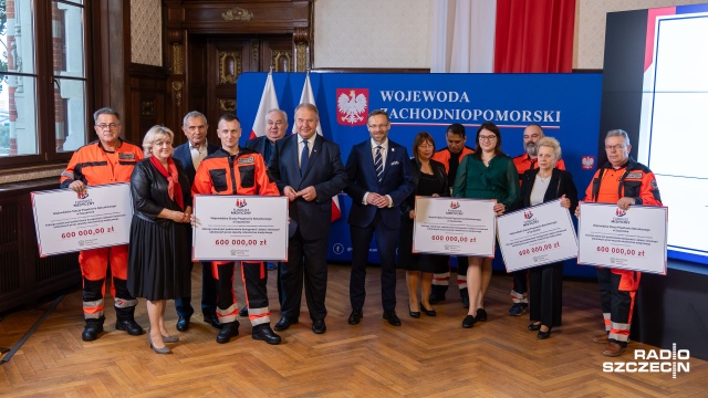 Pieniądze na zakup sześciu karetek pogotowia ratunkowego przekazano dziś regionalnym stacjom z Funduszu Medycznego Ministerstwa Zdrowia.