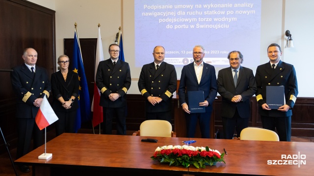 W Urzędzie Morskim w Szczecinie podpisano pierwszą umowę związaną z budową nowego podejścia dla statków do Świnoujścia.