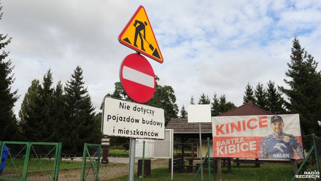 Ponad 2 miliony złotych przeznaczą Lasy Państwowe na remont drogi we wsi Kinice w gminie Nowgoródek Pomorski. Kilometrowy odcinek jezdni nie był modernizowany od momentu powstania.