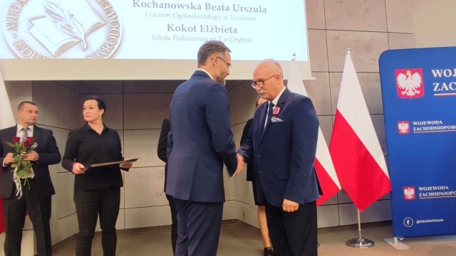 Został wyróżniony dzięki inicjatywie swoich absolwentów - mowa o nauczycielu historii z Dębna, Adamie Kaczmarczyku.