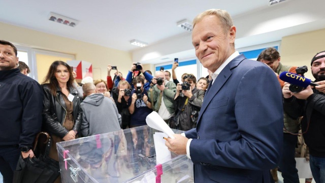 Lider Koalicji Obywatelskiej, Donald Tusk powiedział, że jest dzisiaj najszczęśliwszym człowiekiem na ziemi. Zgodnie z podanymi przez IPSOS szacunkowymi wynikami głosowania w wyborach KW Prawo i Sprawiedliwość zdobył 36,8 procent głosów, a KW Koalicja Obywatelska otrzymała 31,6 procent głosów.