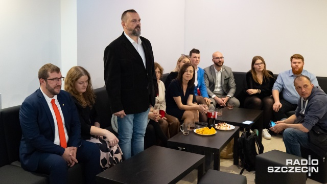 Z jednej strony szok, z drugiej cierpliwe wyczekiwanie - takie emocje przetoczyły się przez szczeciński sztab Konfederacji po ogłoszeniu wyników exit poll o godz. 21.