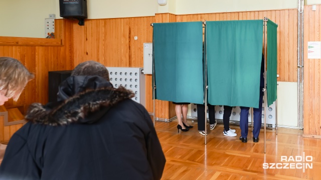 Przewodniczący Państwowej Komisji Wyborczej Sylwester Marciniak poinformował, że według danych na godzinę 9:50, frekwencja w wyborach wyniosła 71,99 procent, co jest rekordowym wynikiem w III RP.
