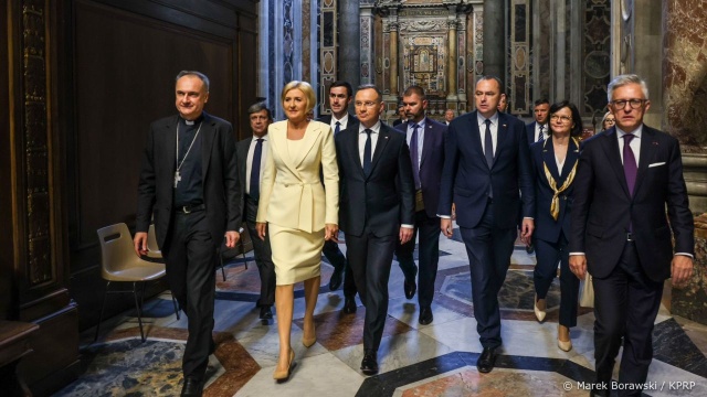 W bazylice watykańskiej odbyła się uroczysta msza dziękczynna w 45. rocznicę wyboru Jana Pawła II. Uczestniczyli w niej prezydent Andrzej Duda, Pierwsza Dama, wielu biskupów i kardynałów.