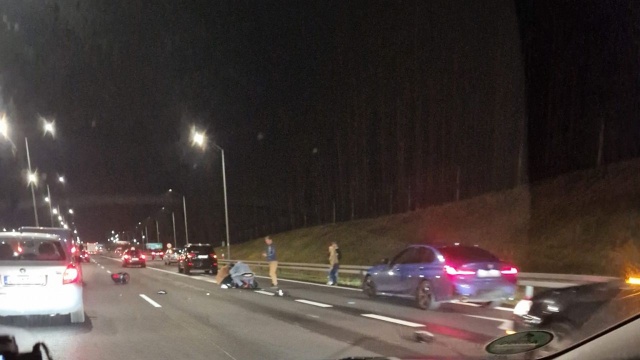 Nie żyje motocyklista, który brał udział w kolizji dwóch samochodów osobowych na Węźle Kijewo tuż przed wjazdem do Szczecina.