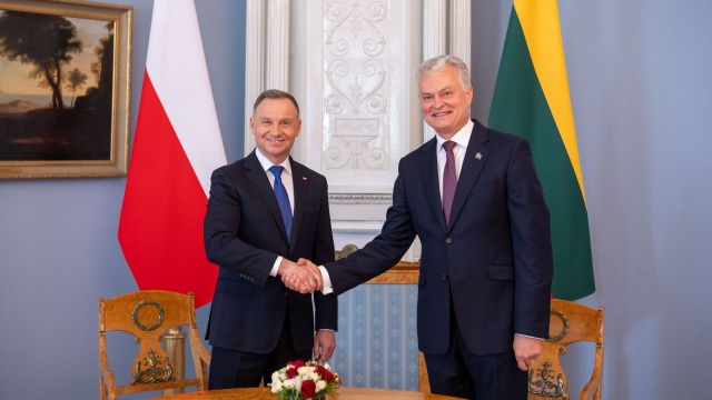Wyniki wyborów parlamentarnych w Polsce omawiali dziś w rozmowie telefonicznej prezydenci Polski i Litwy.