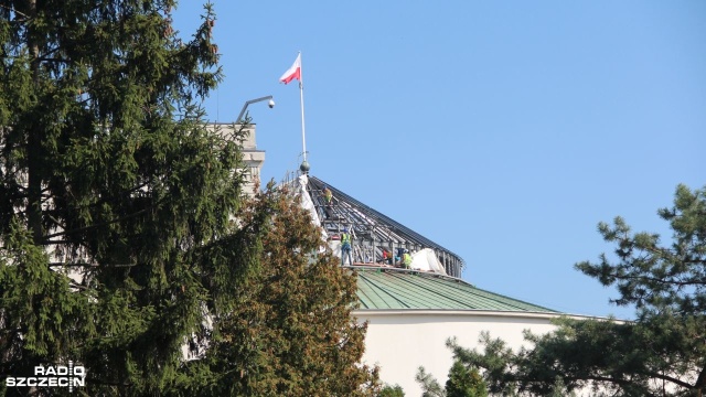 Prawo i Sprawiedliwość w niedzielnych wyborach do Sejmu zdobyło 35,40 procent głosów - wynika z danych Państwowej Komisji Wyborczej po uwzględnieniu danych z 99,93 procent obwodów głosowania.