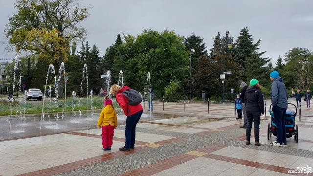Za oknami jesienna plucha a nad morzem wiatr i temperatura coraz niższa. Aura jednak nie zniechęca turystów do tego, by wypoczywać nad polskim morzem. Sprawdziliśmy, jak z wiatrem i niską temperaturą radzą sobie turyści wypoczywający w Świnoujściu.