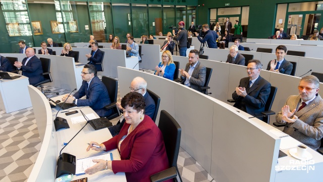 Byli radnymi, zostali posłami - Patryk Jaskulski z klubu Koalicji Obywatelskiej oraz Dariusz Matecki z klubu Prawa i Sprawiedliwości zakończyli dzisiaj pracę w szczecińskiej Radzie Miasta.