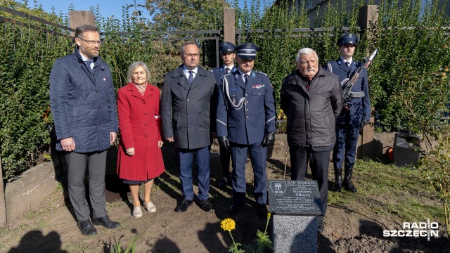 Przy Szkole Podstawowej numer 18 przy ulicy Komuny Paryskiej w Szczecinie posadzono kolejny Dąb Pamięci. Upamiętniają one ofiary zbrodni katyńskiej.