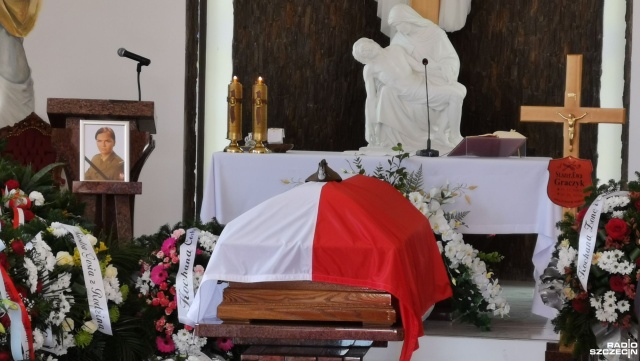 Rodzina, bliscy, przyjaciele i koledzy z 12. Brygady Zmechanizowanej żegnają w Stargardzie tragicznie zmarłą starszą szeregową Ewę Graczyk, która zginęła podczas służby w wypadku drogowym na Podlasiu.